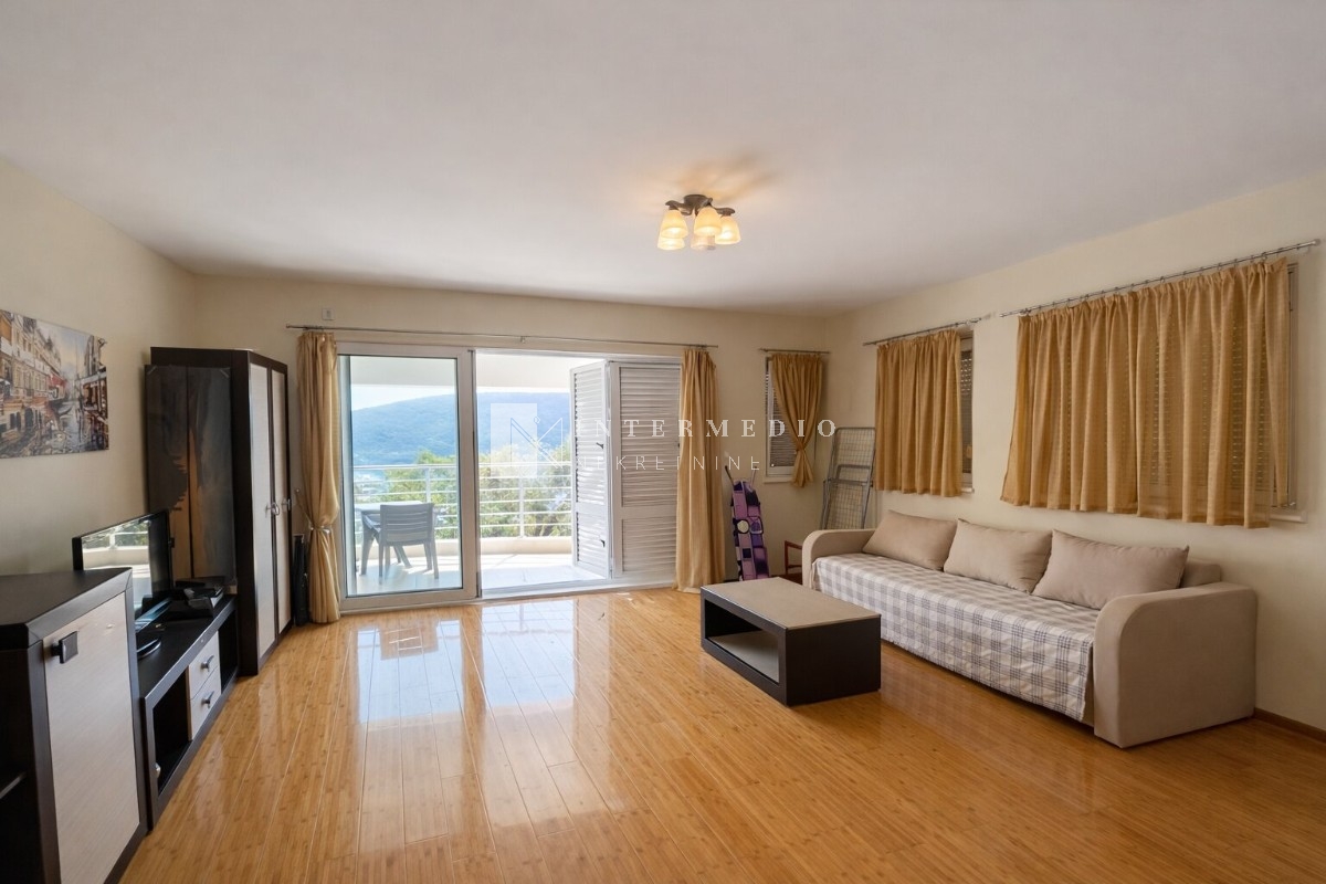 One-bedroom apartment 63m² in the city center with sea view and swimming pool – Herceg Novi